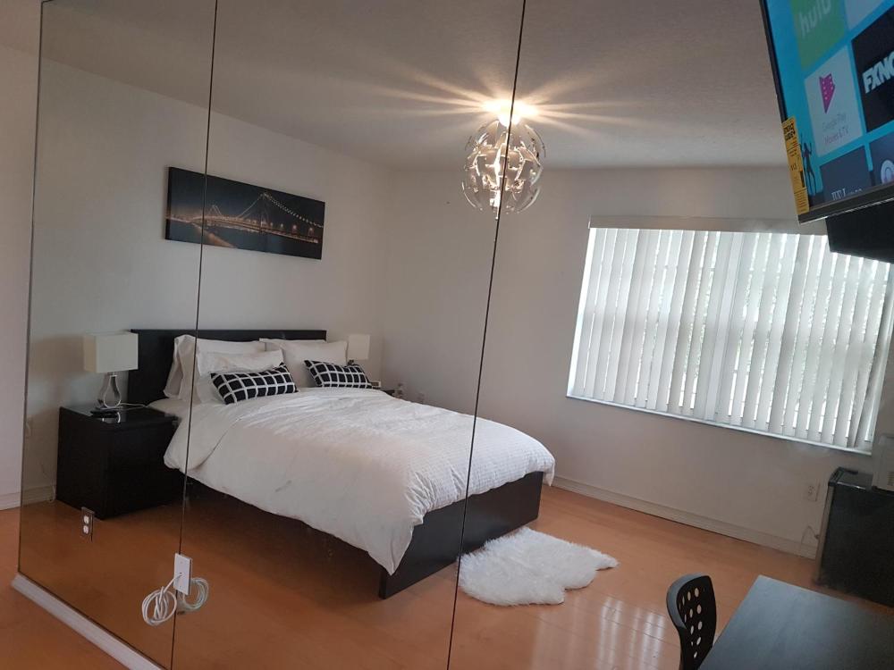 Deluxe Queen Room interior
